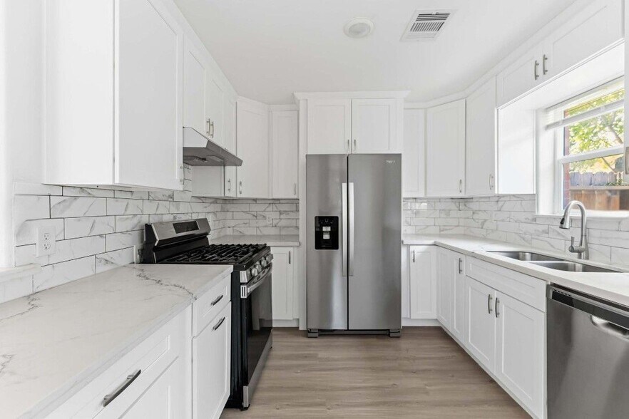 Building Photo - 3923 Hickok Ln