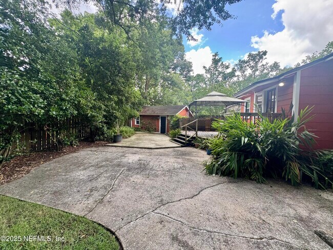 Building Photo - 1327 Azalea Dr