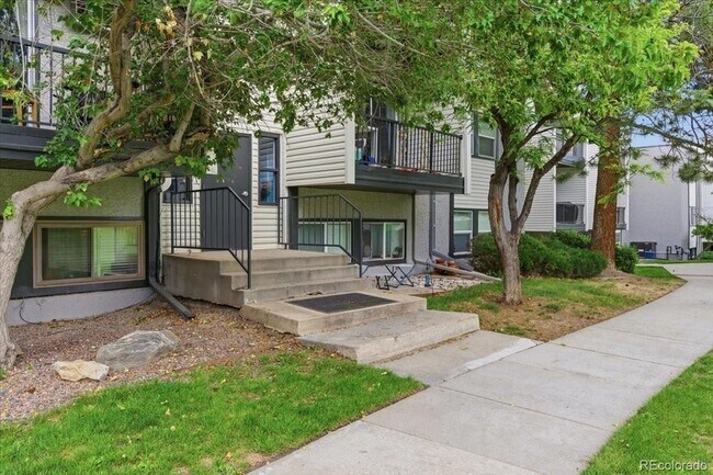 Building Photo - 1400 Golden Cir