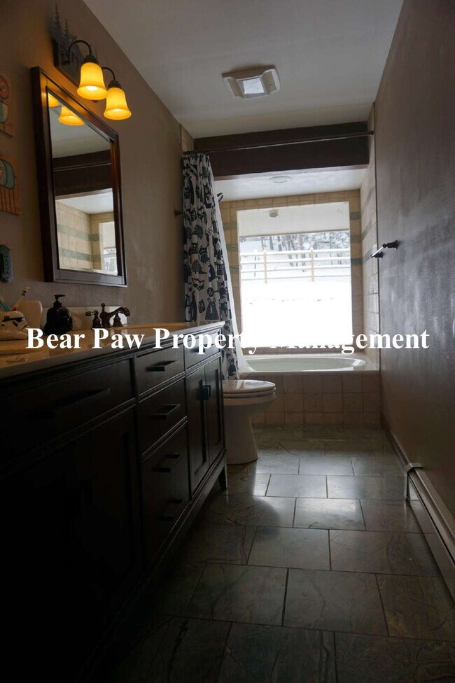 Building Photo - Lovely Home in Soda Creek!!