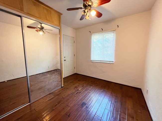 Building Photo - 2 bed 1 bath + Bonus Room