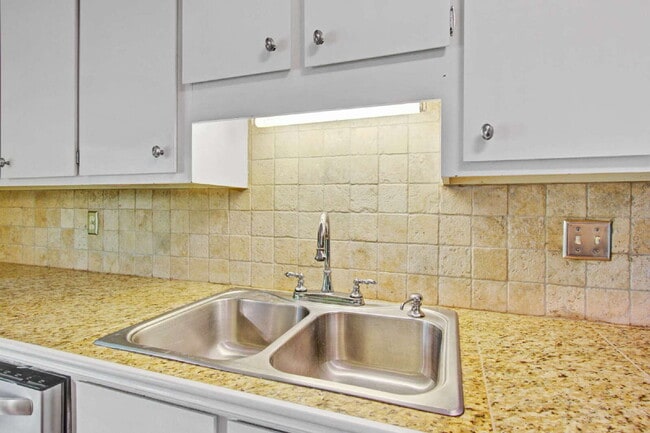 Building Photo - 978 Governors Rd