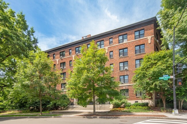 Building Photo - Parkway Apartments