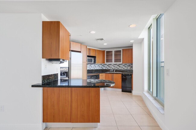 Building Photo - 610 Clematis St