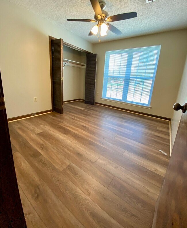 Building Photo - 1331 Knollhaven Dr