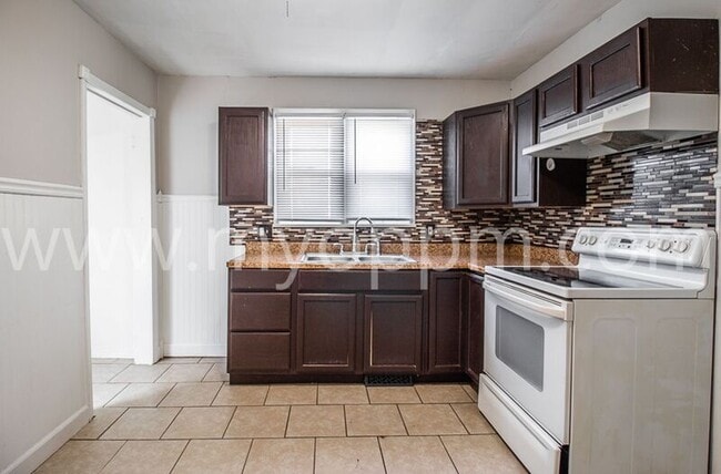 Primary Photo - 3008 Seward St