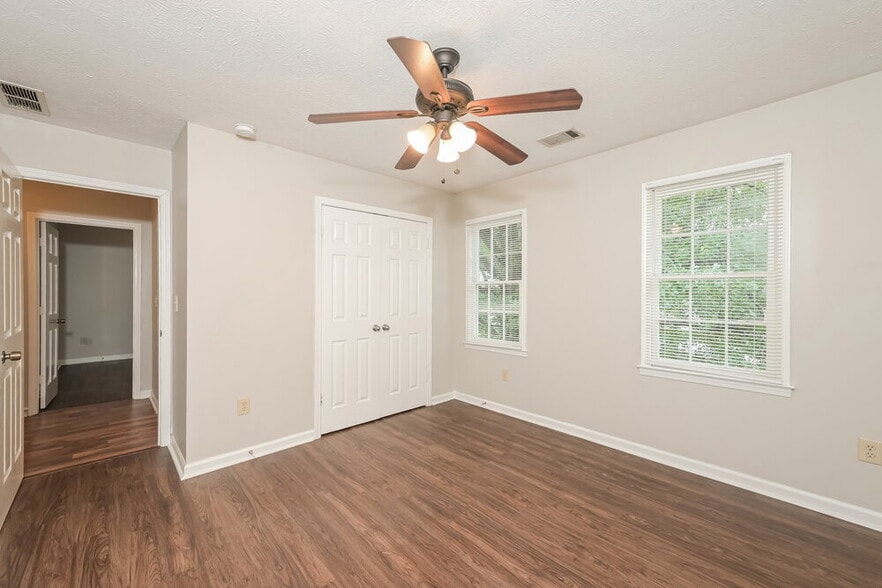 Building Photo - 2481 Meadowglen Trail