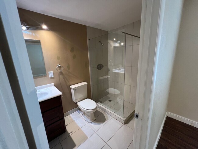 Building Photo - Spacious Lakewood Home