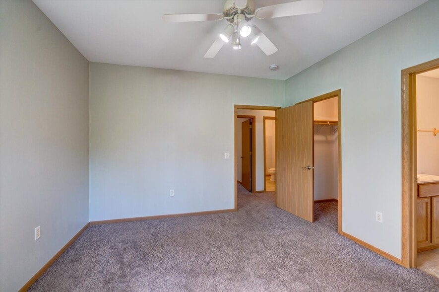 Building Photo - 264 Meadowside Dr