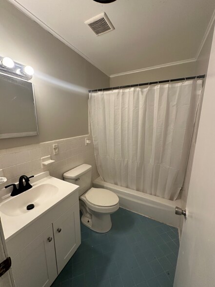 Building Photo - 123 S Sam Davis Ave