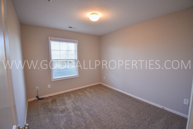 Building Photo - 2 Bedroom 2.5 Bath end unit Townhome in West Des Moines with attached garage