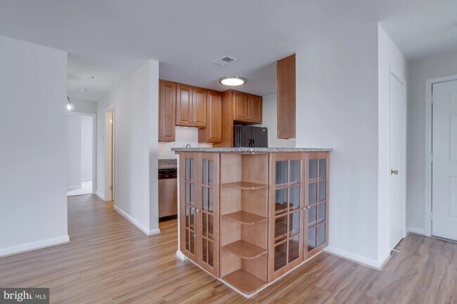 Breakfast bar/storage - 3178 Summit Square Dr
