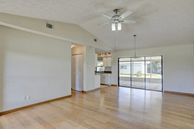 Building Photo - 1690 Seahouse St
