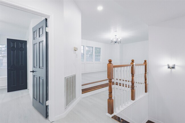 Building Photo - 17527 Sandy Cliffs Dr