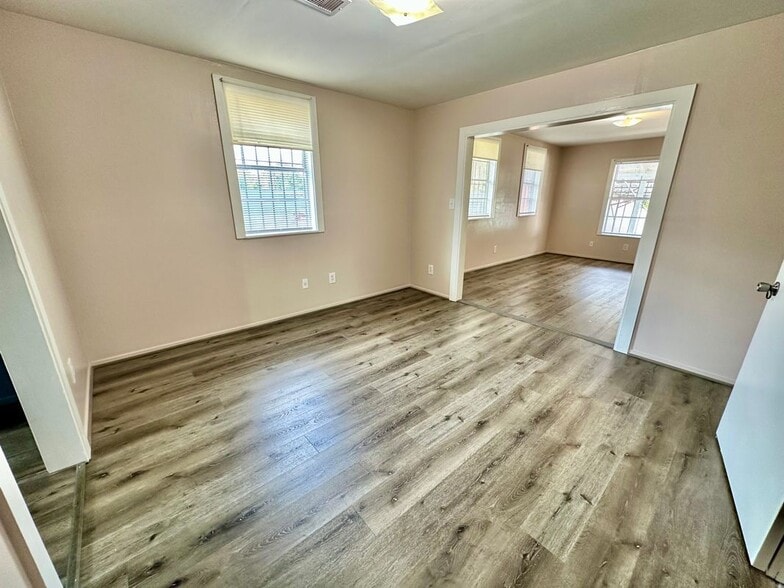 Building Photo - 305 N Live Oak St