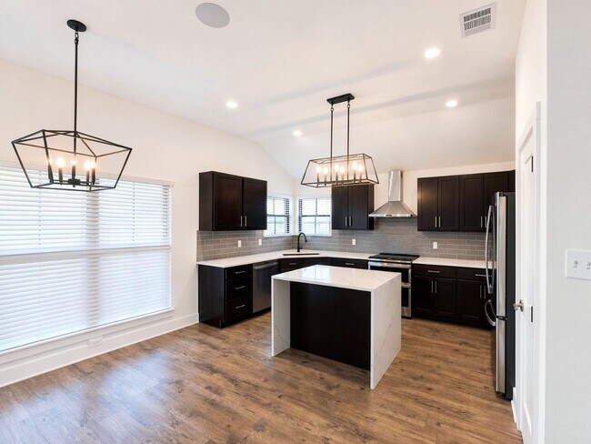Building Photo - Modern 3 Bed / 2 Bath Home with Central Air & Updated Appliances in West Temple