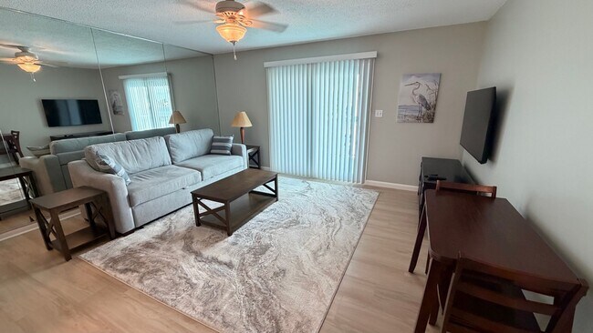 Building Photo - 3600 Thomas Dr