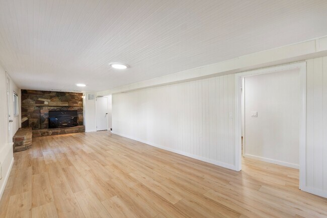 Building Photo - Spacious 5 Bedroom with Huge yard and 3 fireplaces