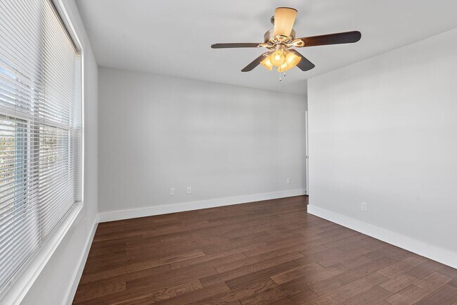 Building Photo - Available Now! 4 Bed, 3.5 Bath, Convenient...