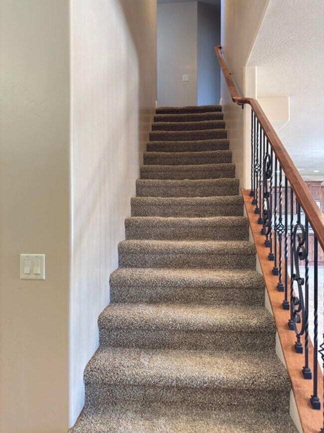 Building Photo - Gorgeous 6 Bedroom Home in Washington!