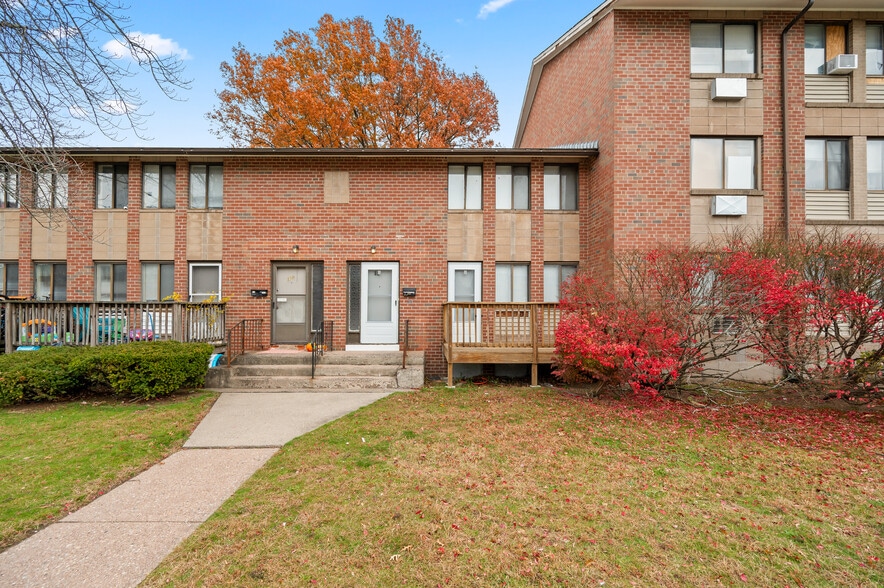 Building Photo - 10 Henderson Dr