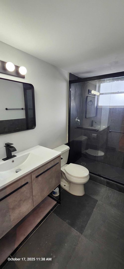 Building Photo - Spacious 1 Bed + Den | 1.5 Bath Apartment ...