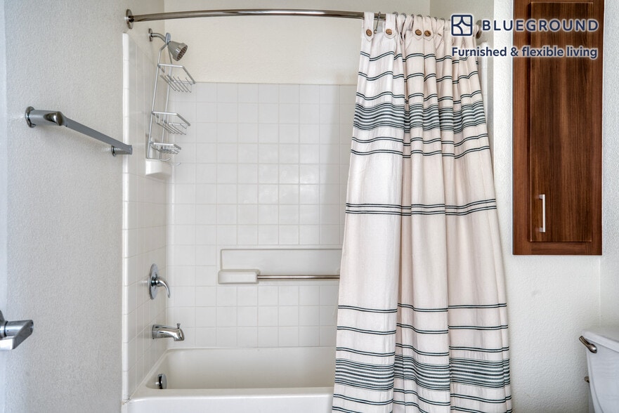 Building Photo - 1265 Lakeside Dr