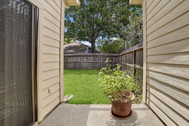 Building Photo - 3310 Meadway Dr