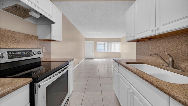 Building Photo - 9964 Twin Lakes Dr