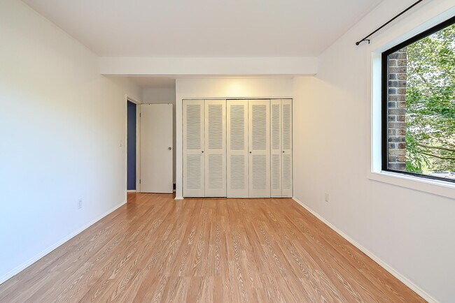 Building Photo - 2120 Pauline Blvd