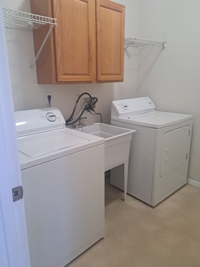 Building Photo - 3 Bedroom Home - Nice back yard -  no appl...
