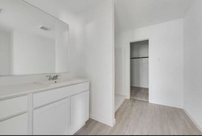 Building Photo - For Rent: Beautiful 4-Bedroom Home in Sherman, TX