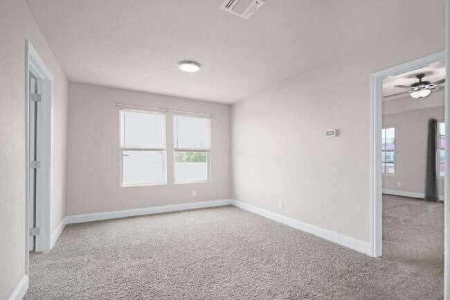 Building Photo - Spacious 4-bedroom, 2.5-bath home with 2,3...