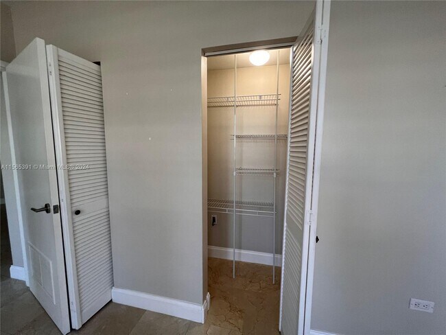 Building Photo - 825 Brickell Bay Dr