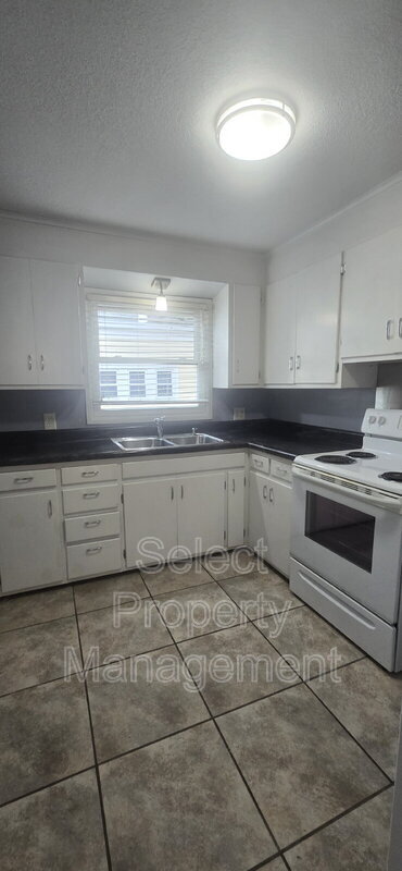 Building Photo - 616 Lawton Pl
