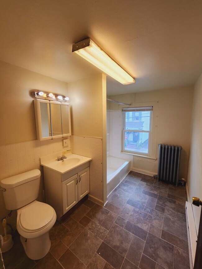 Building Photo - 810 Monroe St