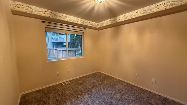 Building Photo - 3 Bed, 2 Bath Townhouse Between Elmore and...