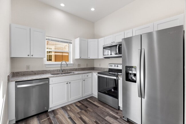 Building Photo - FOR LEASE!!