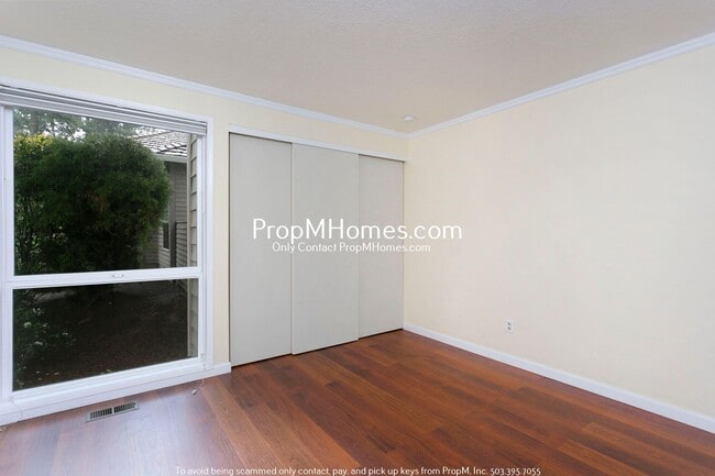 Building Photo - Updated Three Bedroom Gem in Lake Oswego!