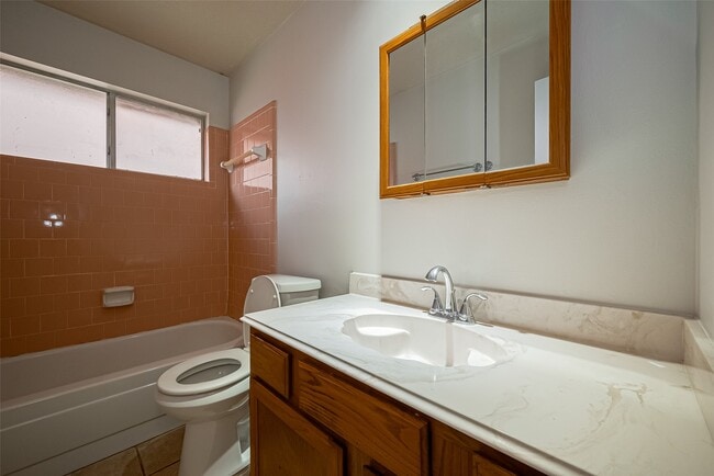 Building Photo - 3007 Cloverdale Dr