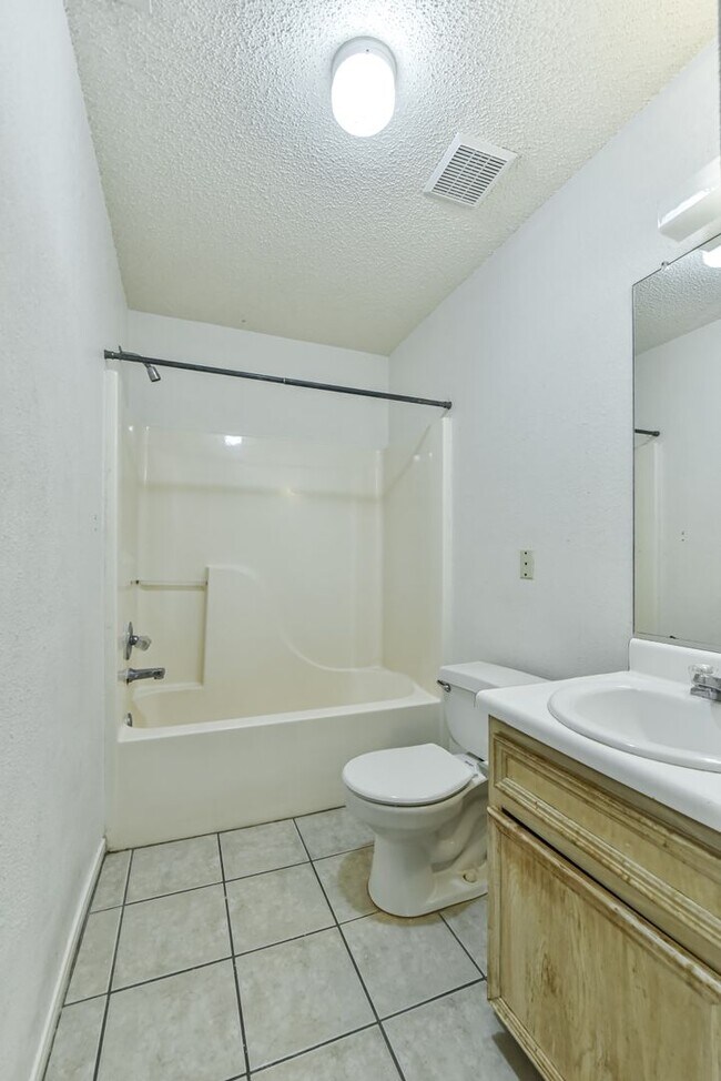 Building Photo - 3708 Hereford Ln