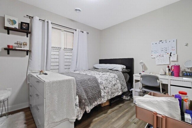 Building Photo - 1709 W State St