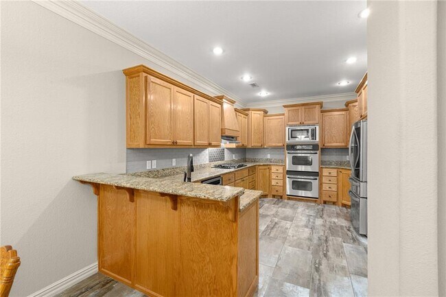 Building Photo - 621 Rockcliff Rd