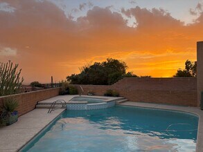 Building Photo - Spacious 2bd/2bath + Den home in Catalina ...