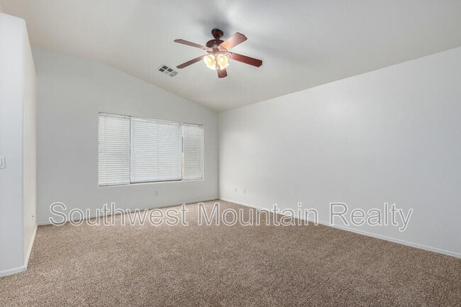 Building Photo - 1140 E Oak Rd