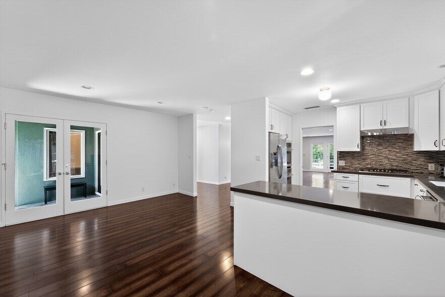 Building Photo - 13047 Dickens St