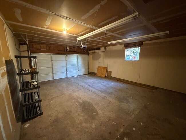 Building Photo - Spacious 3 Bed + Office, 2 Bath Single Family Home with a 2 Car Garage!