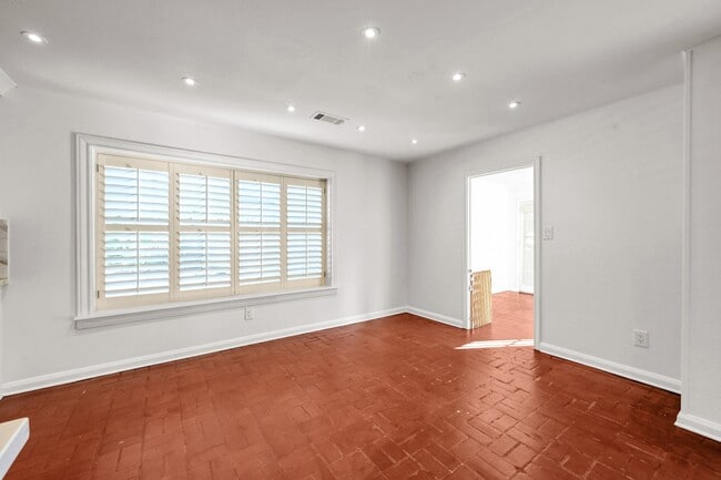 Building Photo - 26926 Maplewood Dr