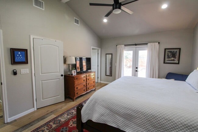 Building Photo - RENOVATED 3-BEDROOM HOME IN BEACON HILL
