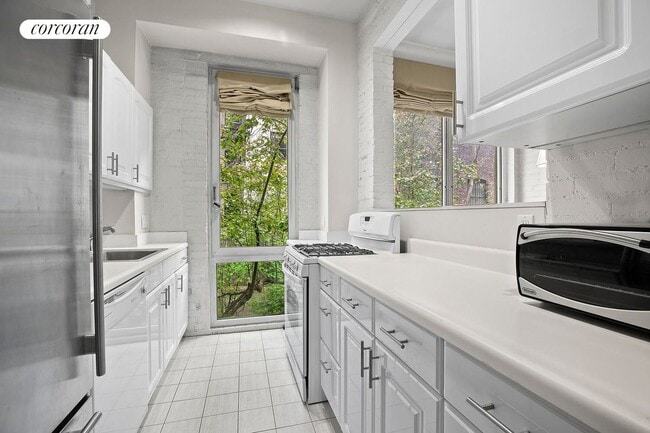 Building Photo - 155 W 82 St